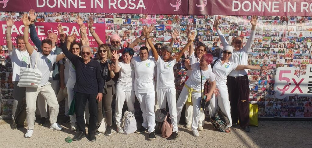 Alcuni terapeuti della Scuola di Riflessologia plantare Sar Guru Charan che salutano dall'evento Race for the Cure di Roma.